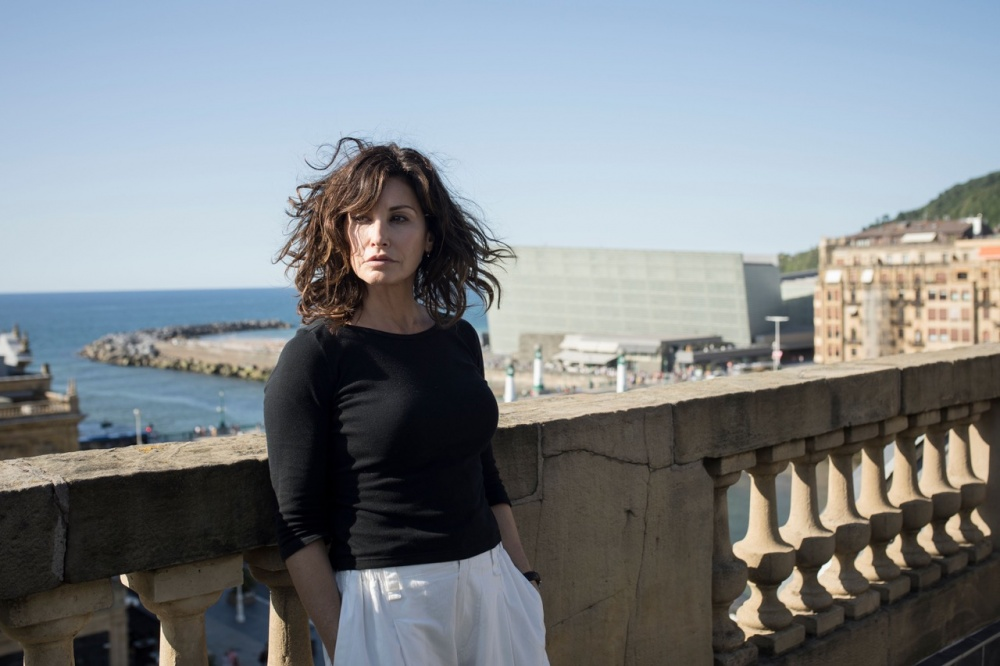 а до чего же тут хороша Джина Гершон. М-м-м...