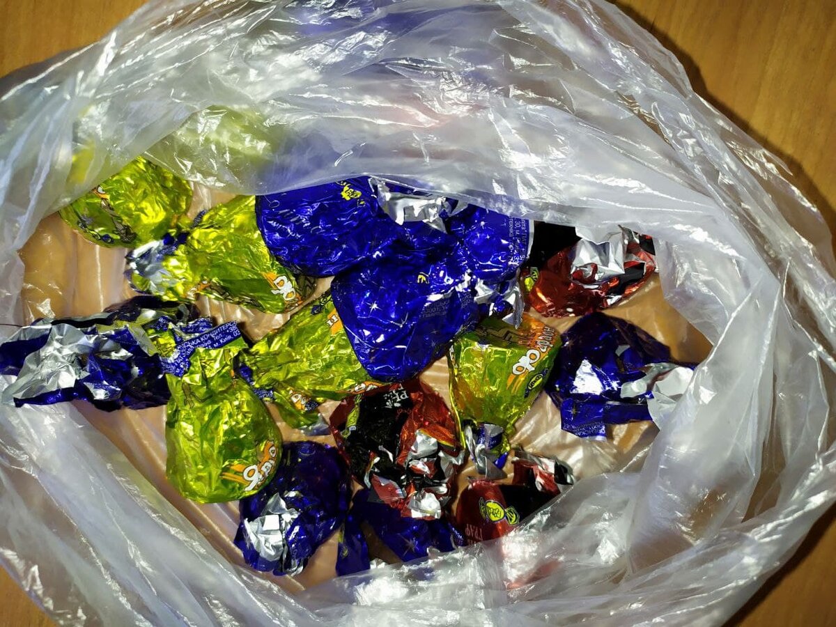 Конфеты – основная добыча колядующих