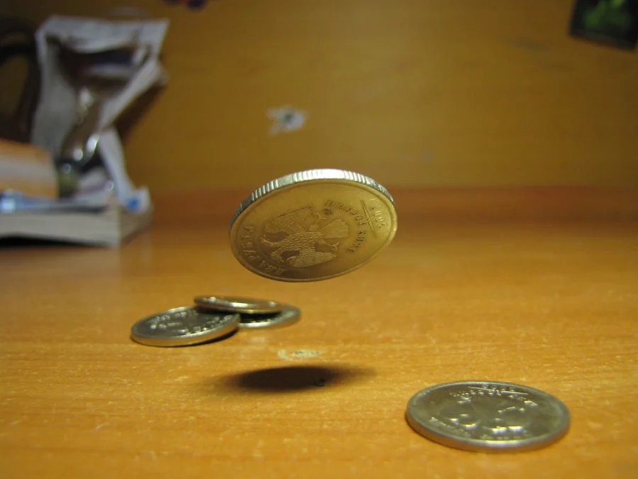 Игры с двумя монетками. Орел и Решка подбрасывание монетки. Бросание монеты. Подброшенная монета. Монета в воздухе.