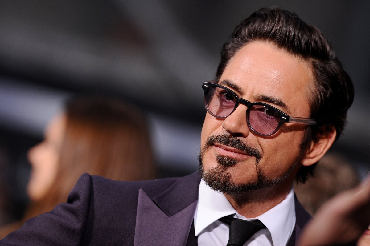 Американский актёр, продюсер и музыкант. Лауреат премий «Золотой глобус», BAFTA, премии Гильдии киноактёров США и «Сатурн», номинант на премии «Оскар» и «Эмми».