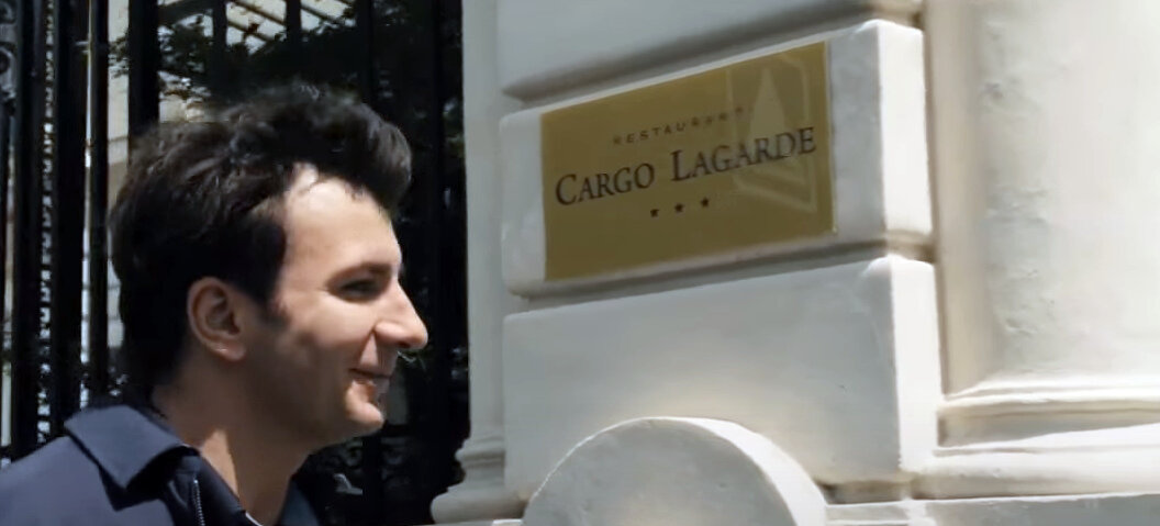 Стажер Жаки Боно (Микаэль Юн). Кадр из кинофильма "Шеф", 2012 г., режиссер Даниэль Коэн, сценаристы Даниэль Коэн, Оливье Даза, композитор Никола Пьовани. Скриншот кадра