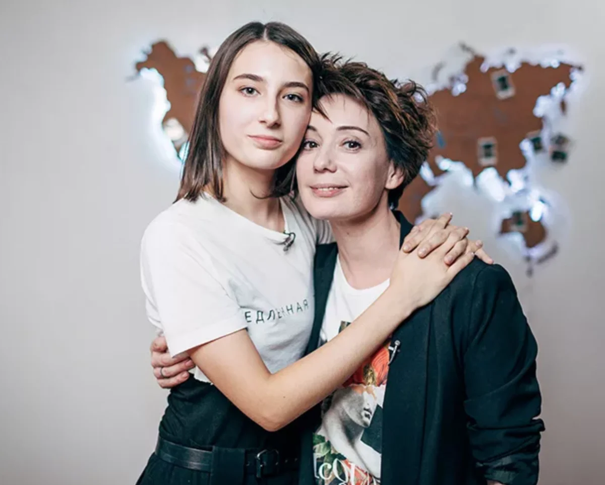 Чулпан Хаматова с дочерьми 2020. Арина Волкова дочь Чулпан. Дочери Чулпан Хаматовой. Чулпан Хаматова с дочками.