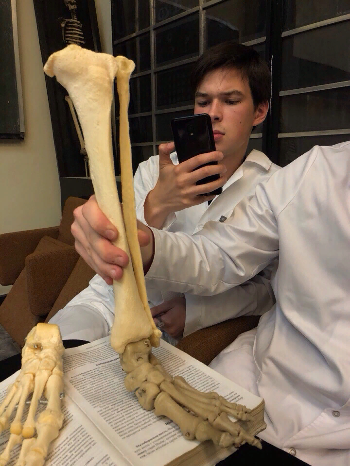 Первые занятия по анатомии. Тогда нам просто нравилось смотреть "прикольные косточки", а потом оказалось, что нам надо знать их все наизусть...