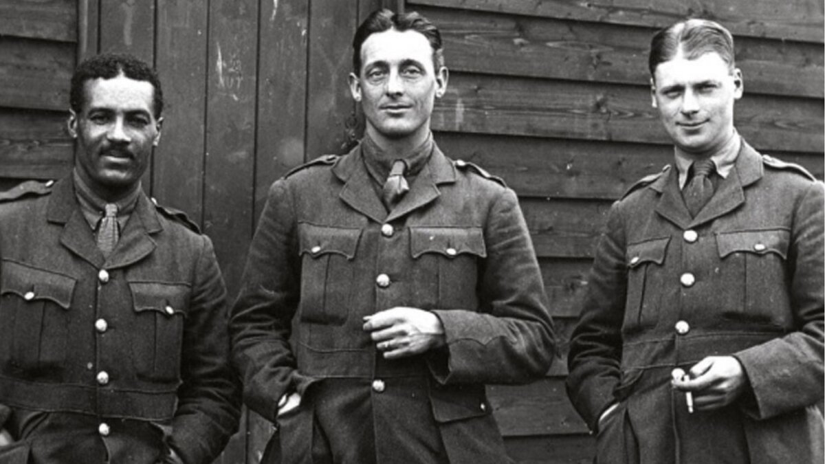 Уолтер Тулл (слева) с сослуживцами