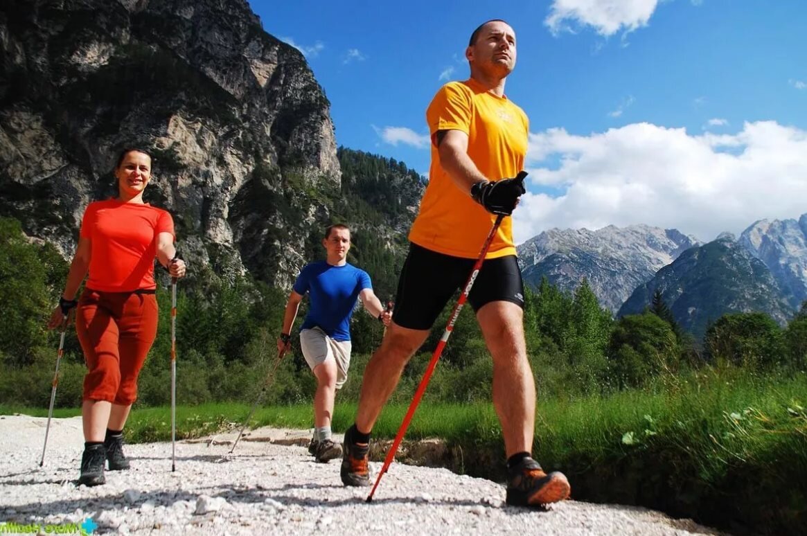 Ежедневные занятия показаны практически всем людям. Не рекомендуются они только в случаях обострения заболеваний опорно-двигательной системы, хронической коронарной недостаточности, тромбофлебита, острых инфекционных заболеваниях и недавно перенесенном инсульте. В идеале, если проблемы со здоровьем присутствуют, перед занятиями нордической ходьбой лучше проконсультироваться с доктором.