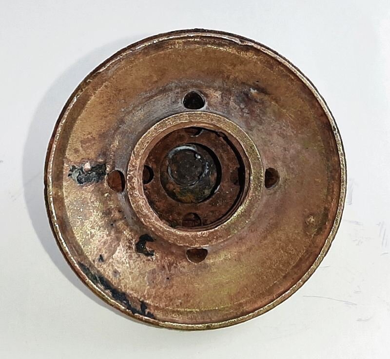 Шайба 22 секундной трубки двойного действия от 3-х дюймовой шрапнели - видны 4 отверстия каналов для выхода наружу пороховых газов механизма задержки срабатывания вышибного заряда