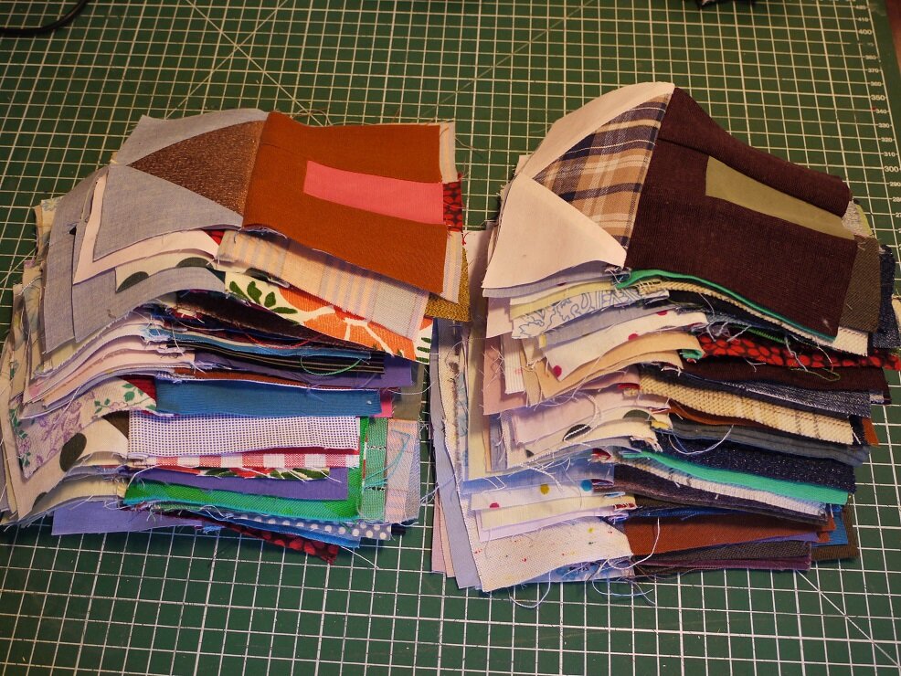 Нашила кучу блоков-домиков. Фото автора.