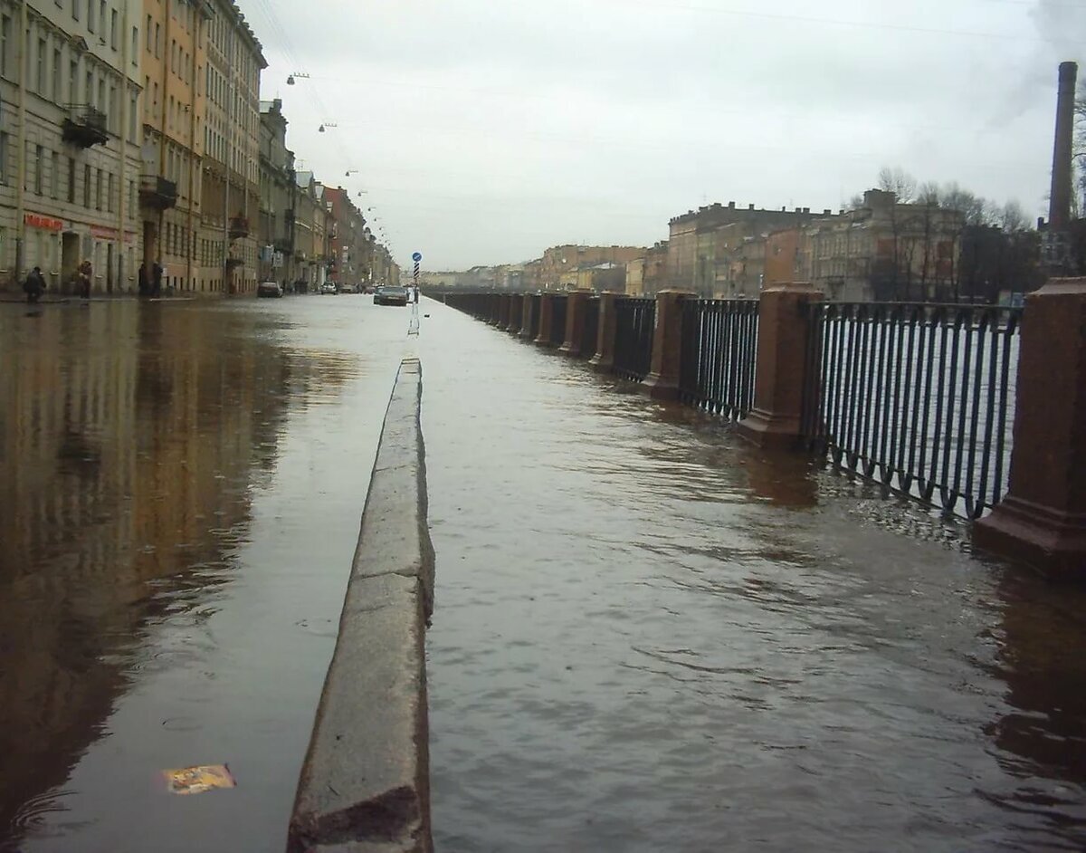 Наводнение в санкт-петербурге 2011. Нагонные наводнения в питере. Нагонные наводнения в санкт-петербурге. Стрелка васильевского острова наводнение. Нагонные наводнения в питере.