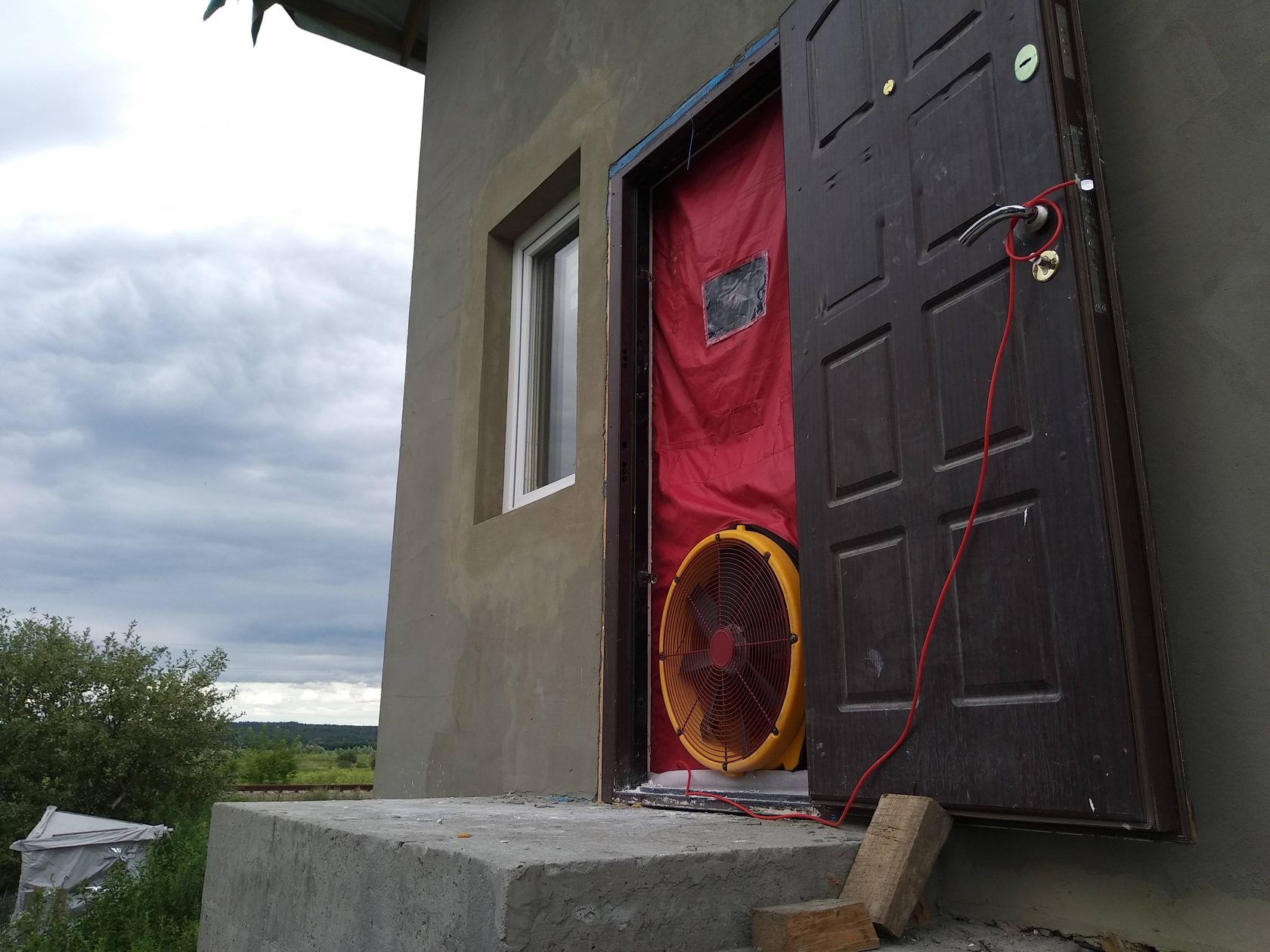 Надежный способ определить, качественно ли построен дом - это тепловизор плюс аэродверь4