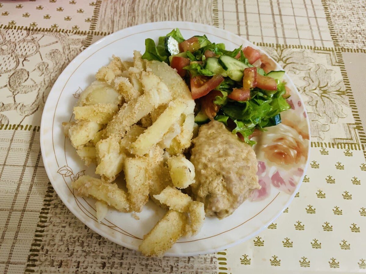 На ужин была картошка, запеченная в панировочных сухарях. Салат (помидор, огурец, салат) с маслом грецкого ореха. Кстати, недавно открыла его для заправки салата, дает необычный вкус. И котлета на пару из индейки. 