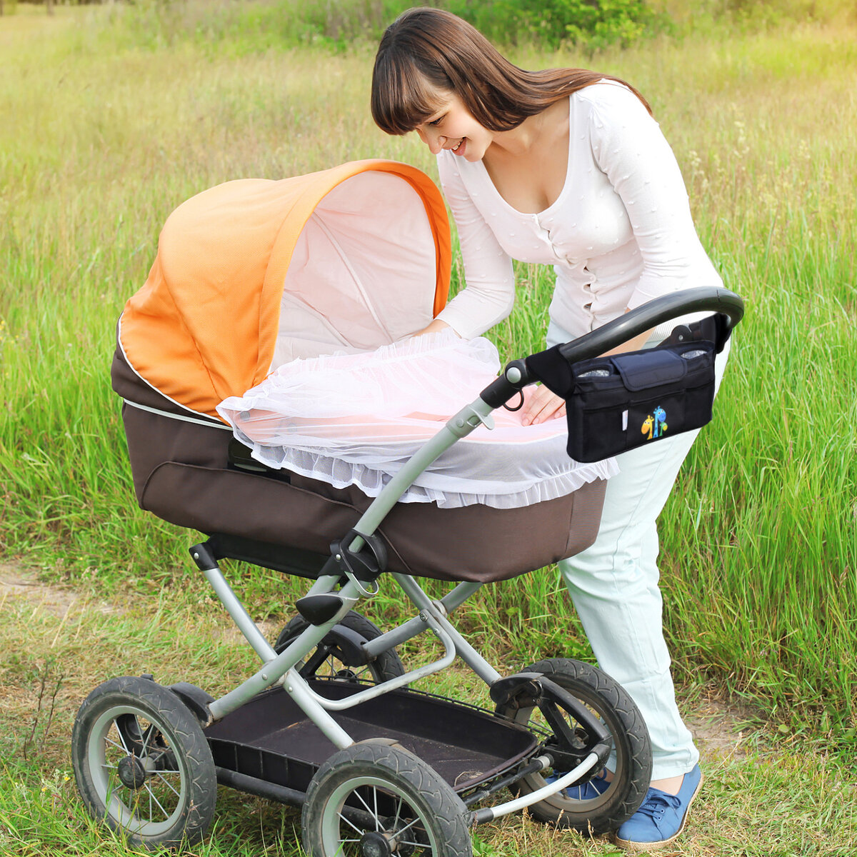 Первые прогулки с новорожденным. Прогулка с коляской для новорожденных. Коляска на прогулке с новорожденным. Прогулка в коляске с новорожденным летом. Мама с грудным ребенком.