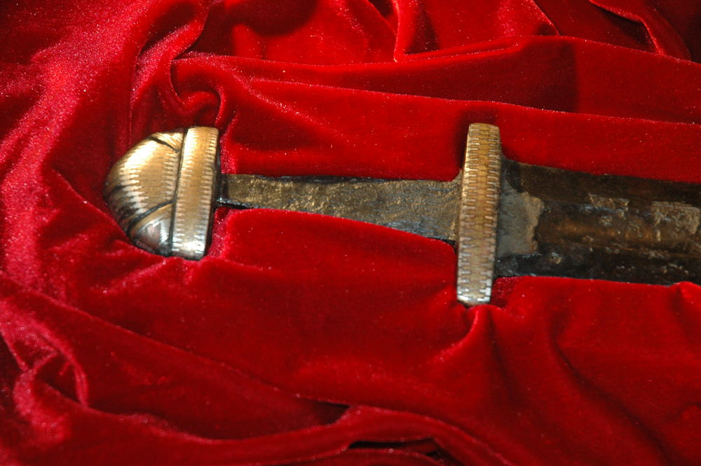 Золочёная рукоять "меча Святослава". Меч каролингского типа X века, найденный в Днепре в 2011 году. Эту находку сочли предвестником войны.