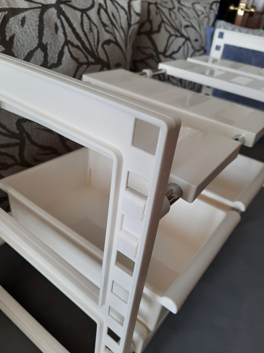 Металлические трубки легко переставляются, но закрепляются и не падают. 