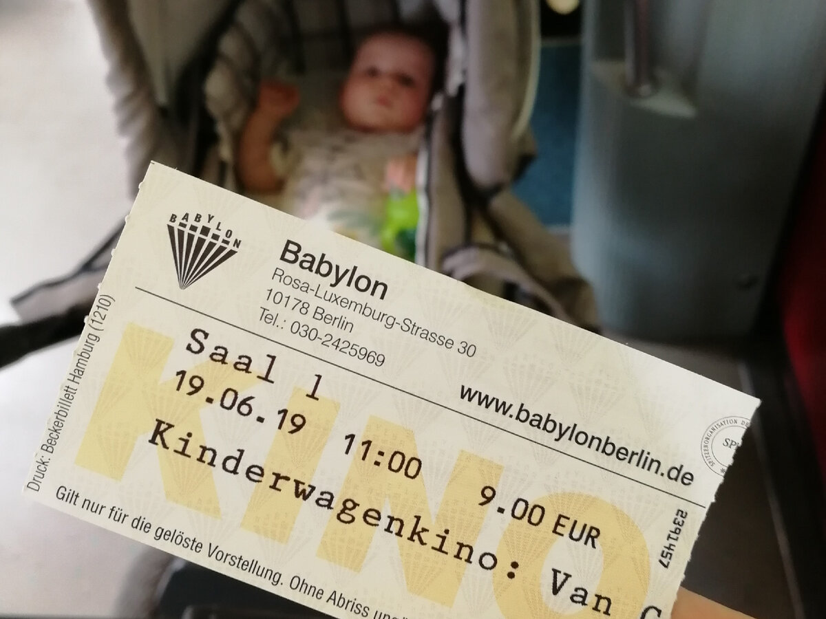 Едем с Зоей из Kinderwagenkino на общественном транспорте.
