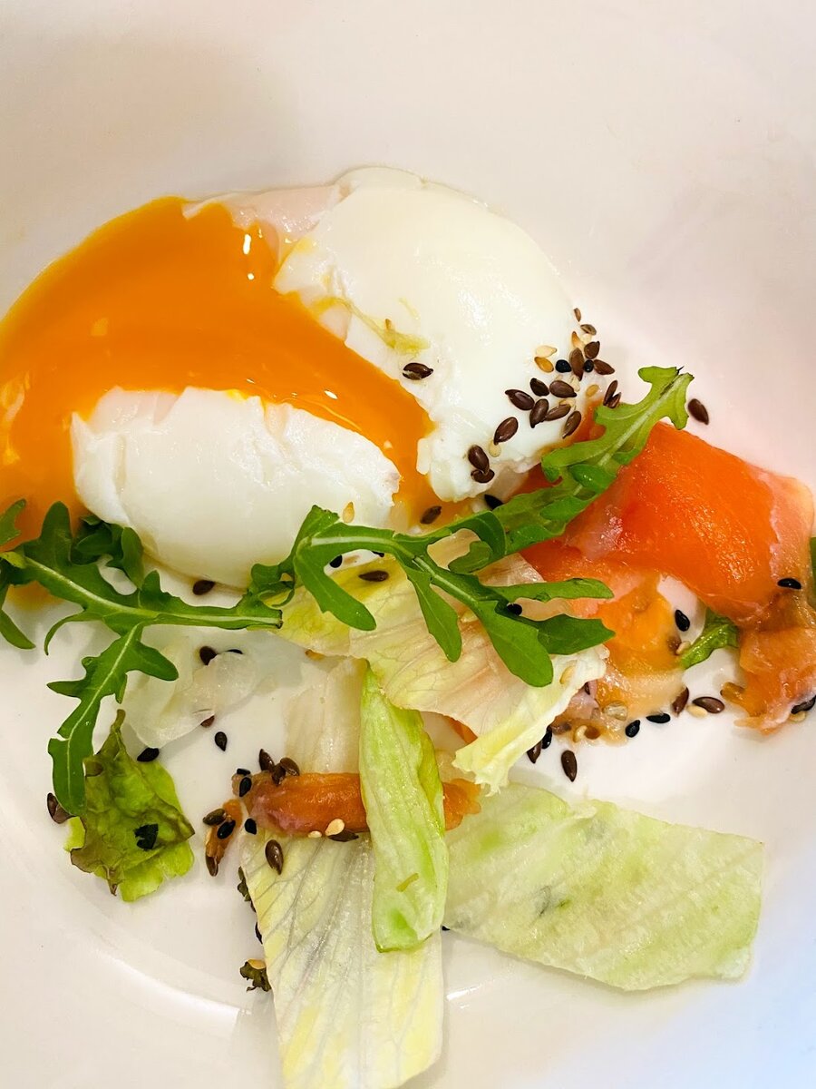 Чудесный пашот, немного рыбки и салата...