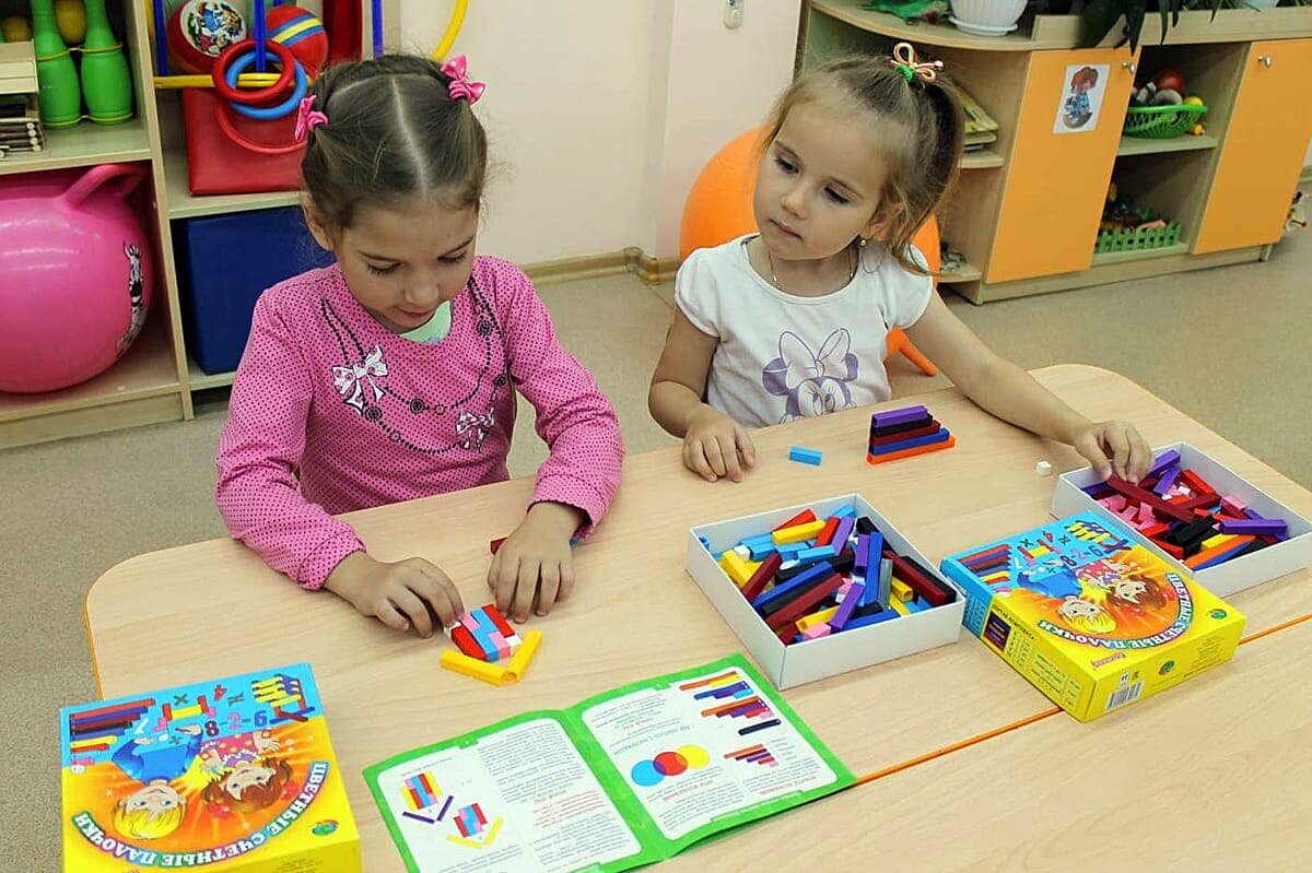 Большинство родителей предпочитают подготовливать детей к школе заранее.