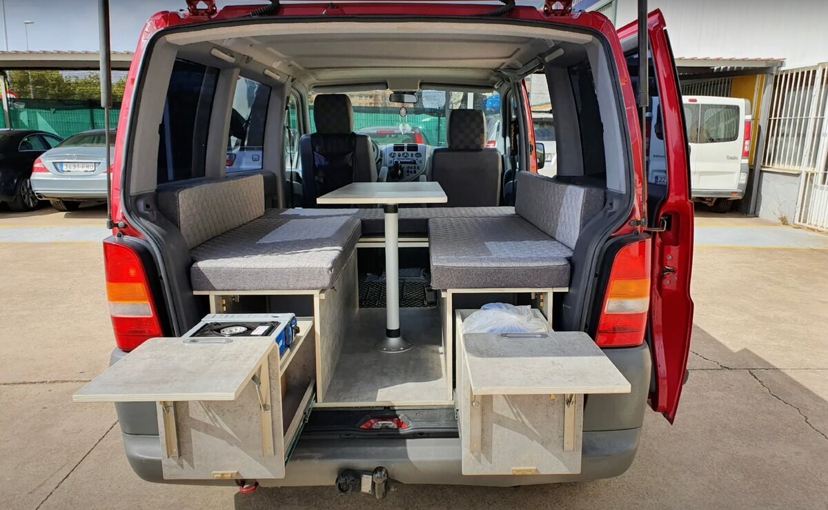 Вот так модуль смотрится в салоне мерседес вито