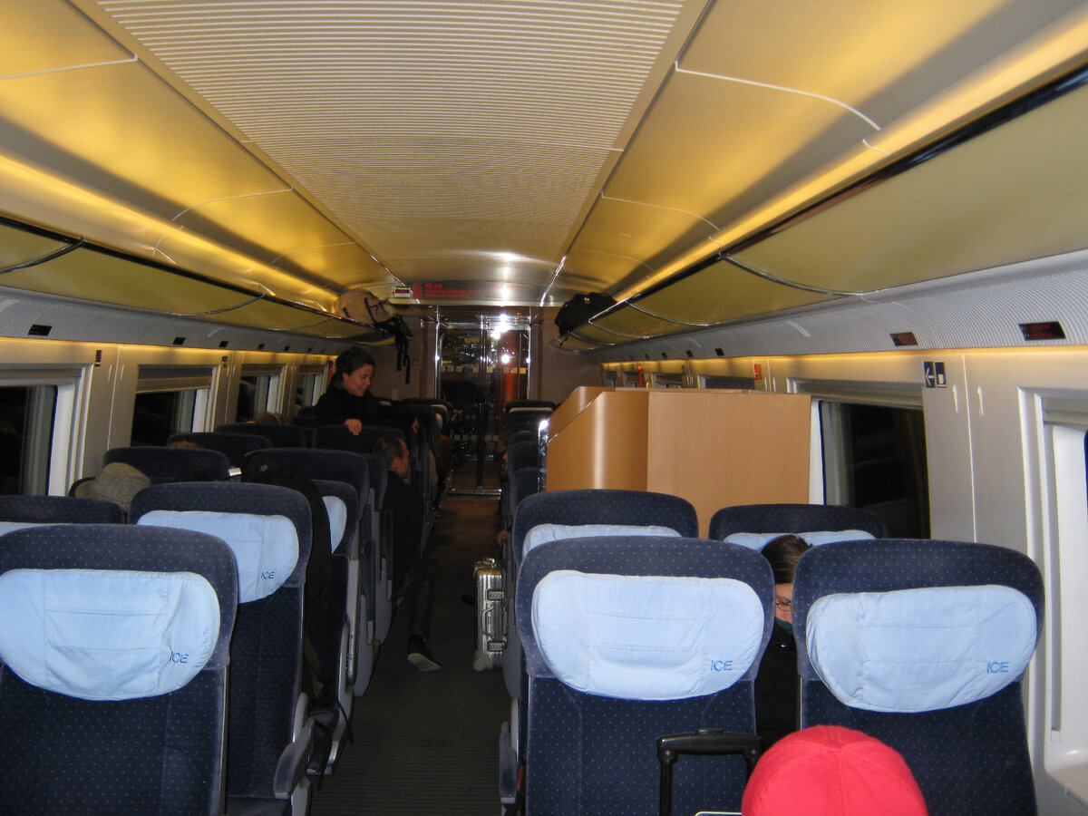 На таком поезде из Дюссельдорфа можно прокатиться в любой уголок Европы... Фото автора