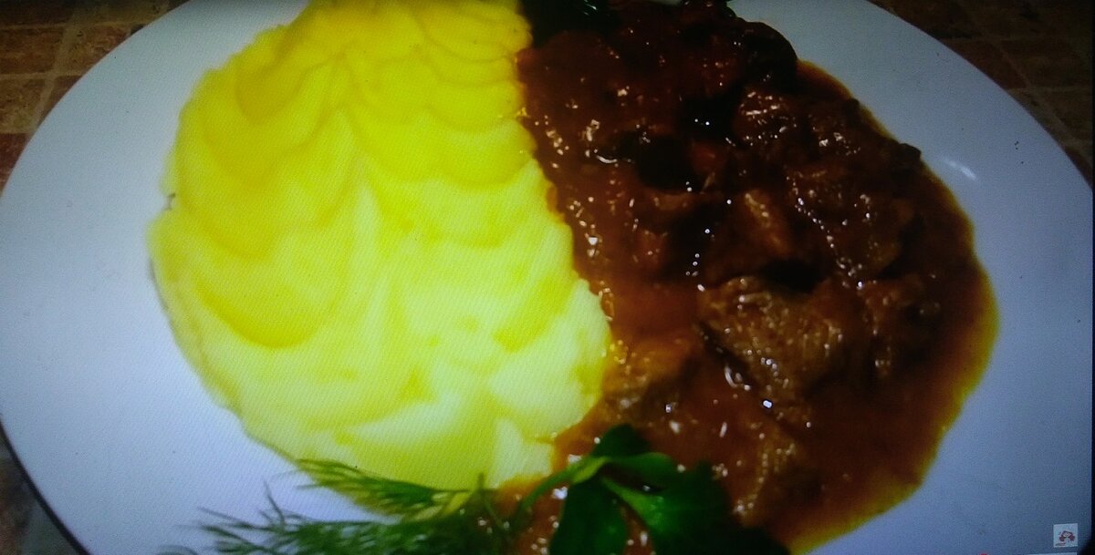 Гуляш из говядины с картофельным пюре.
