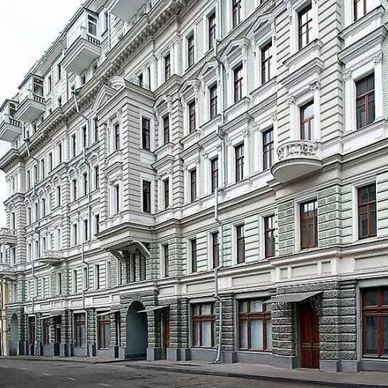 Тот самый дом. Какое именно окно - это тайна. Оно и сейчас работает. 