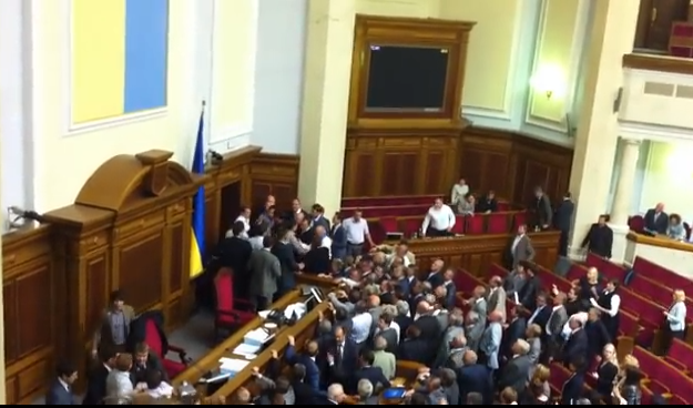 Момент нападения на Вадима Колесниченко во время заседания в Верховной раде в 2012 году попал на камеры мобильных телефонов.