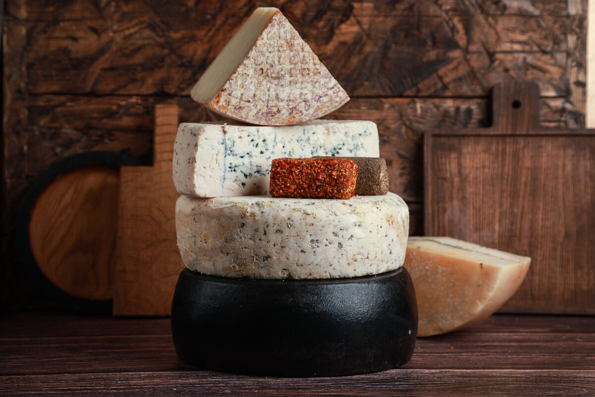 Наши топовые сыры (снизу вверх): Соболевский, Малахит, Чеддер, Шевр с специях