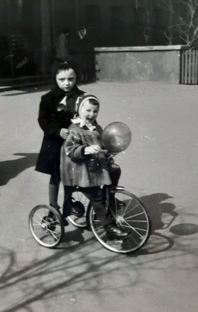 Я на колесах в Ильинском сквере, 1957-1958 г. Из семейного архива.