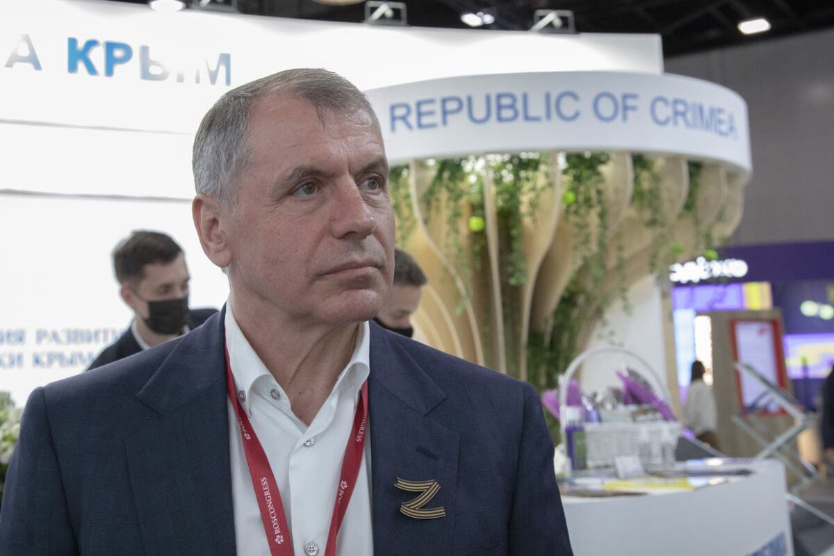 В. Константинов — у крымского стенда на ПМЭФ