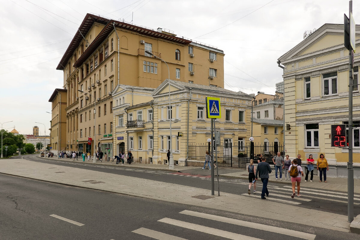 Нашел дом в центре Москвы, где жил актер Алексей Петренко. Почему его  похоронили на малоизвестном кладбище под Москвой. Рассказываю | Горожанин |  Дзен