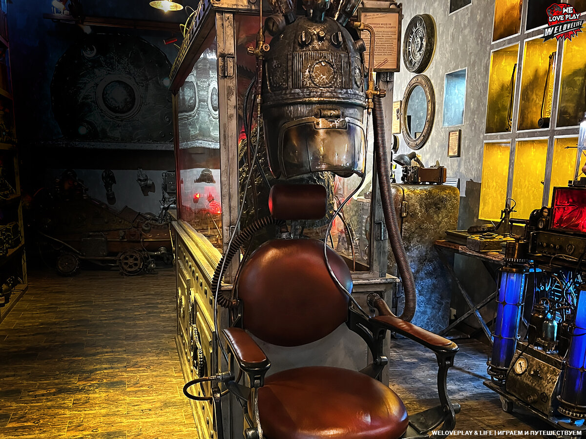 А вот и нейтрализатор памяти. Образец действующий - если сесть и опустить шлем, то замигают огоньки.