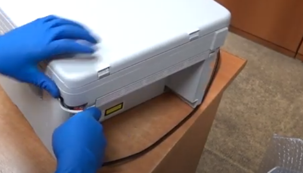 Лопаточкой для съема корпуса поддеваем боковую крышку сзади