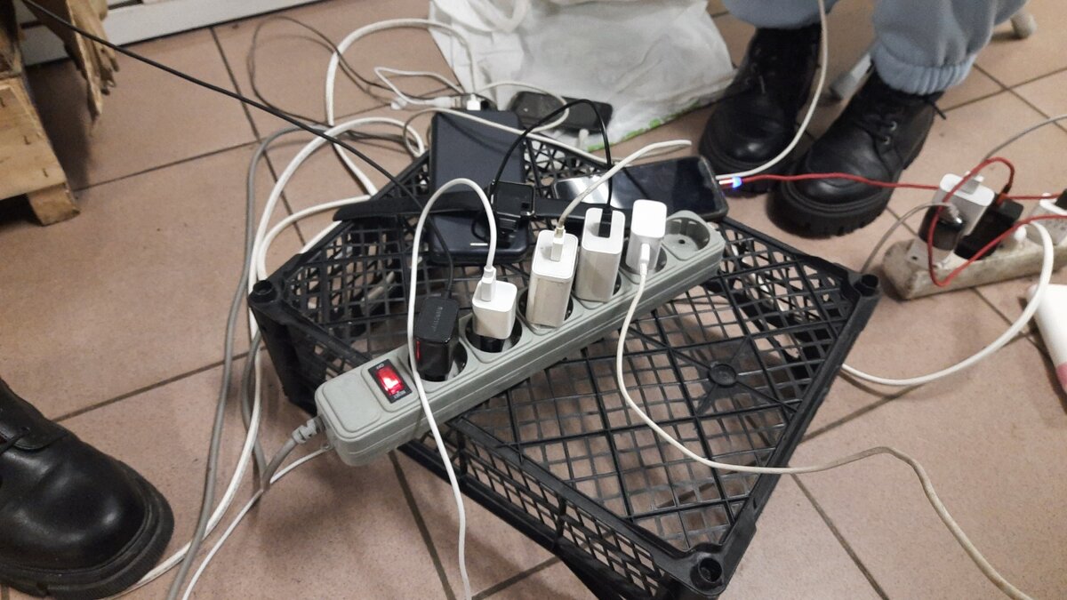 Тройник и удленитель в метро, это жизненно необходимая вещь