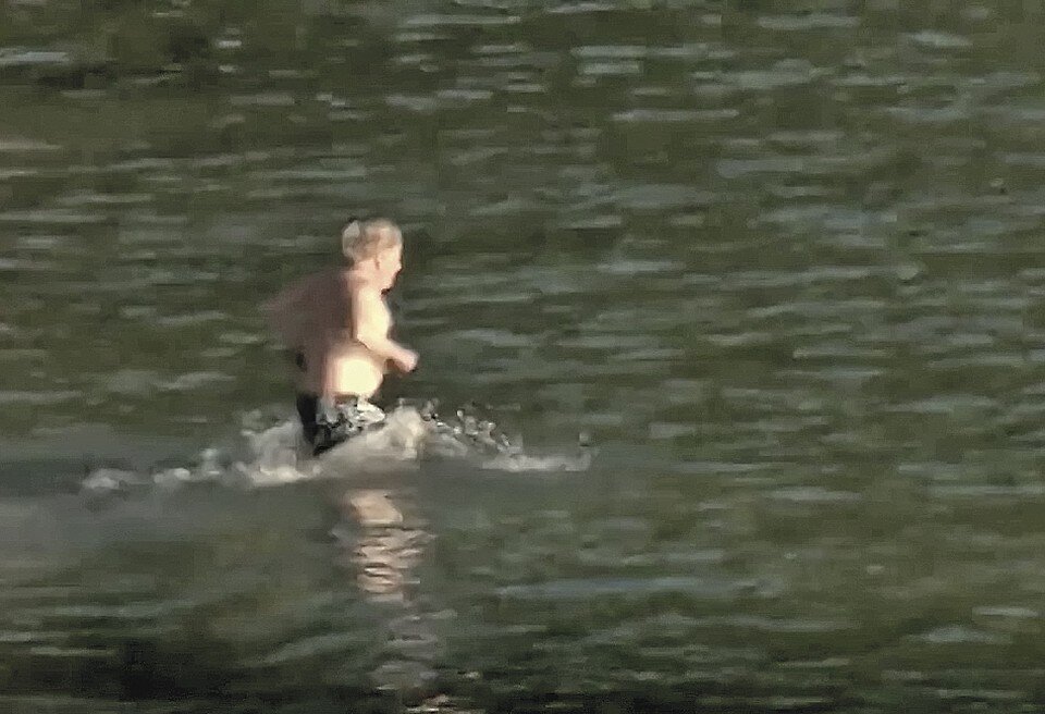     Борис Джонсон попался в объектив любителя. Любитель испугался…  YouTube