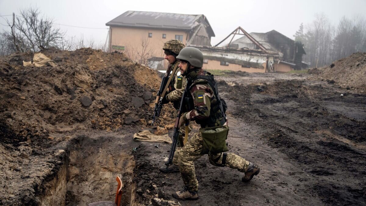    Военнослужащие ВСУ в Киевской области© AP Photo / Rodrigo Abd