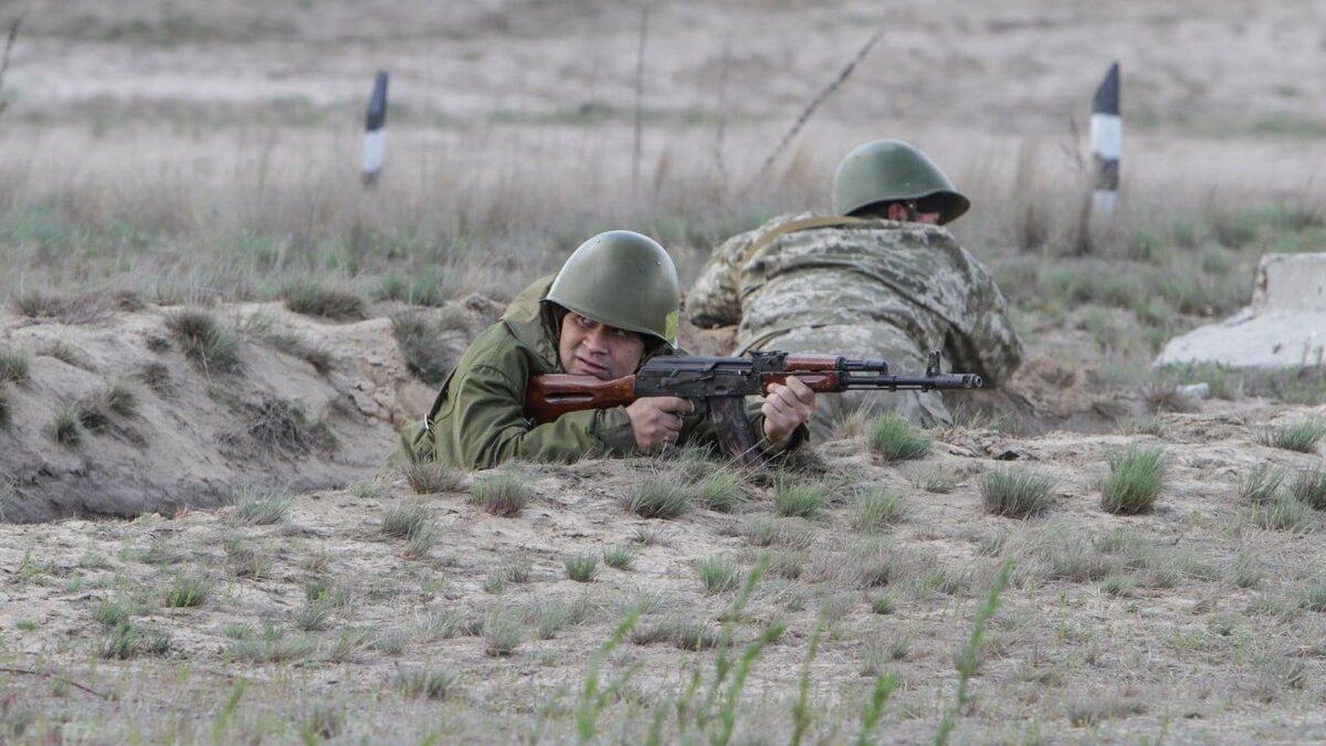 Солдаты в поле .  фото: картинки  яндекса.