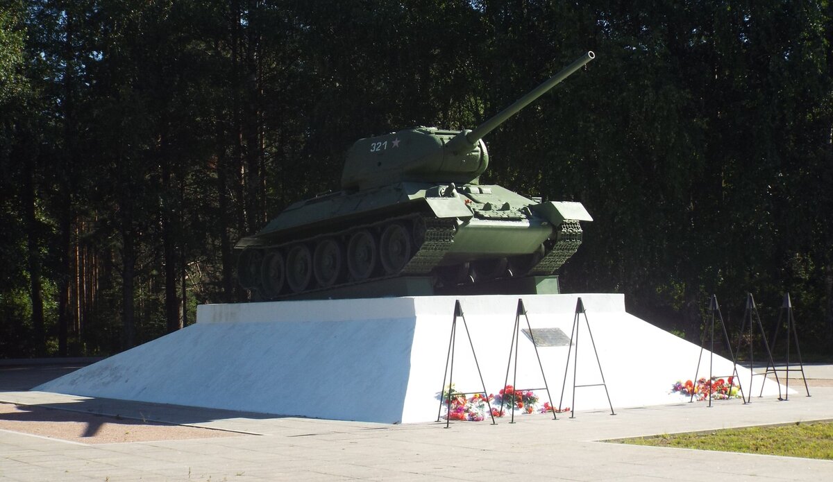 Танк на въезде в Тихвин со стороны Питера. Здесь и далее – фото автора.