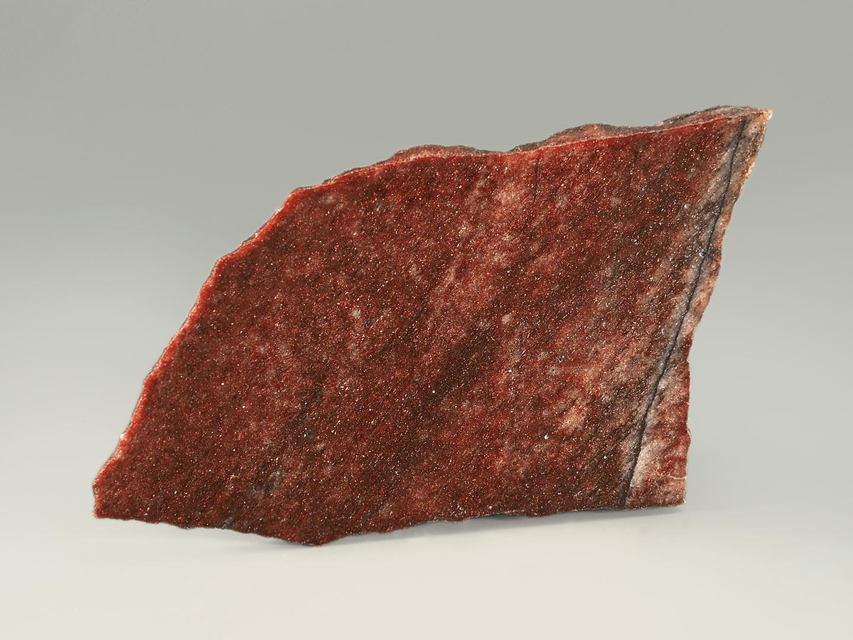 Полированный срез красного авантюрина.