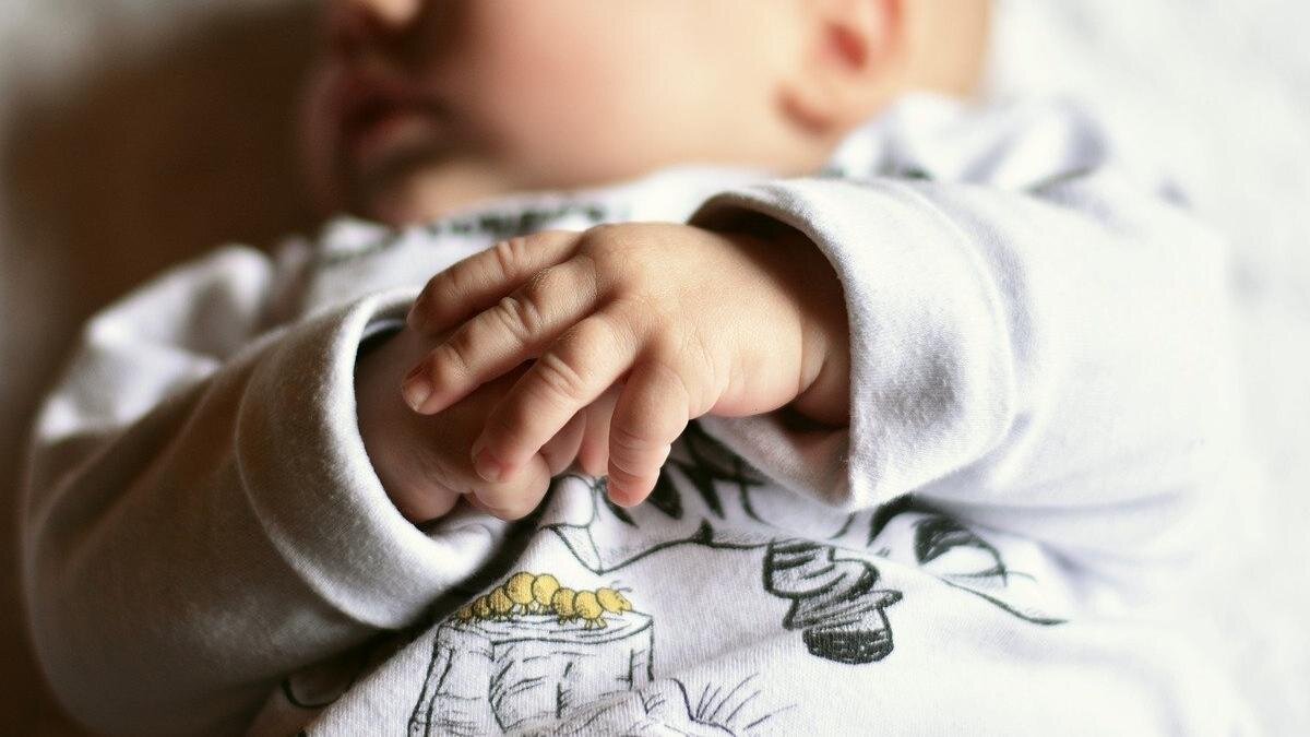    Ребенок спит, сложив ручки на животе pixabay.com