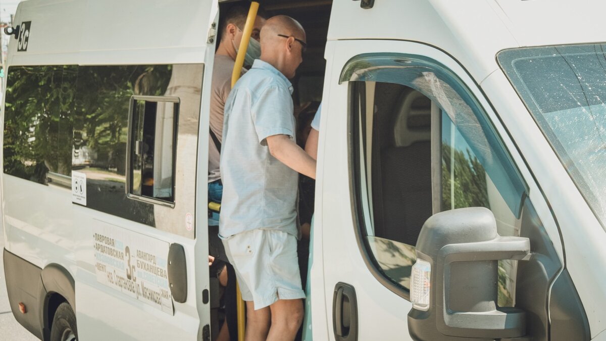     Женщина рассказала, что он дал ее плоховидящей матери сдачу монетами и предложил сосчитать их «на ощупь».
