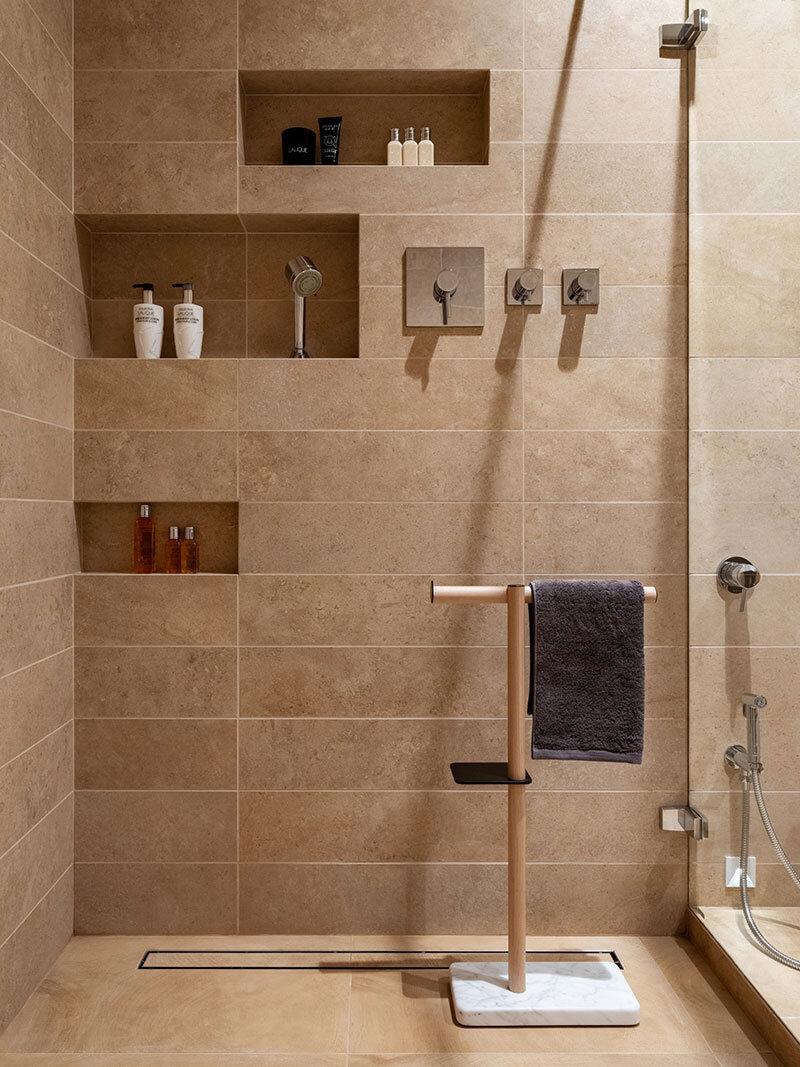 Современный шик и элегантность. Естественные цвета и оригинальный дизайн в квартире нестандартной планировки