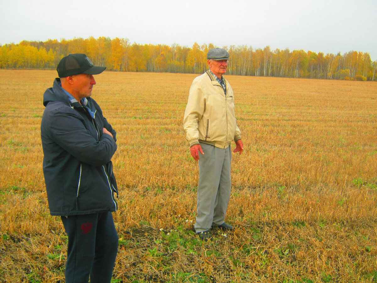 На снимке С.А. Сагитдинов и Ю.С. Смагин на месте раскопанного курганного могильника