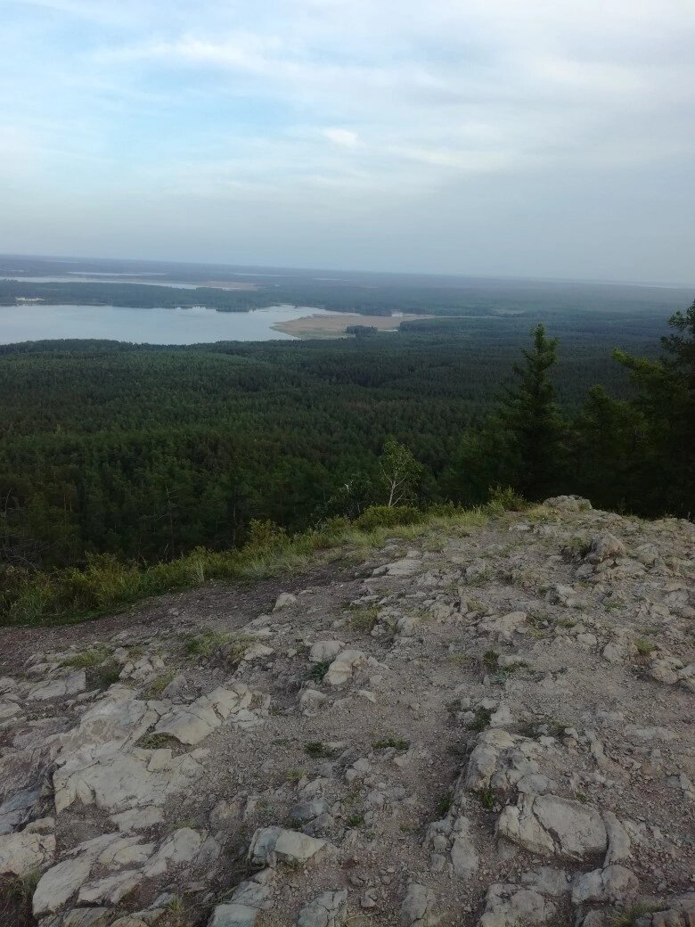 В давние времена молодой башкир по имени Сугомак встретил стройную красавицу Егозу из враждебного башкирского рода. Молодые люди полюбили друг друга. Но представители родов и слушать не хотели о соединении двух влюбленных. 