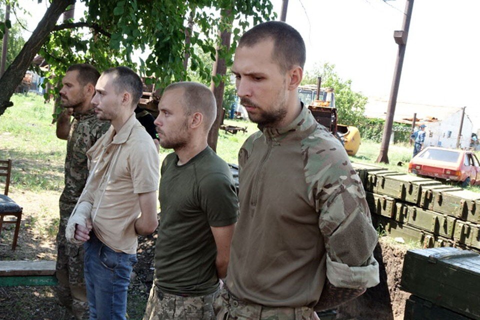     Боевики запрещенного в России нацподразделения «Азов», рассказывают, что убийство мирных жителей было их постоянной практикой. Дмитрий СТЕШИН