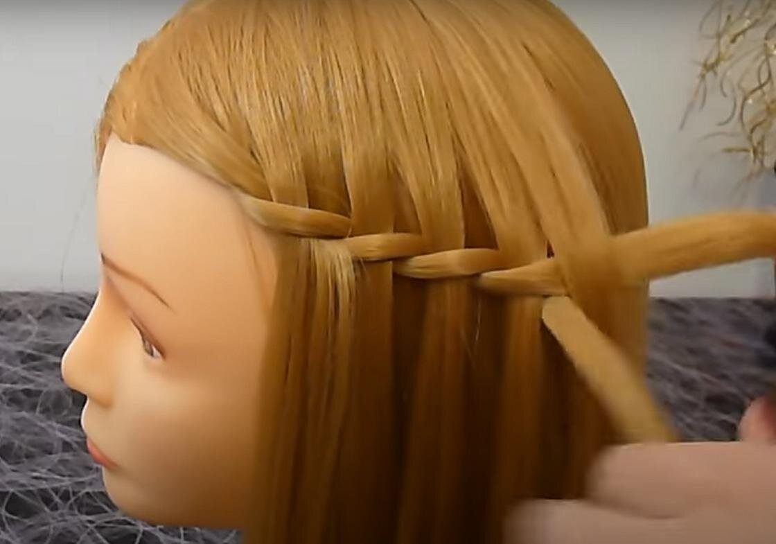    Техника плетения косы «Водопад»:YouTube/besthairstyles