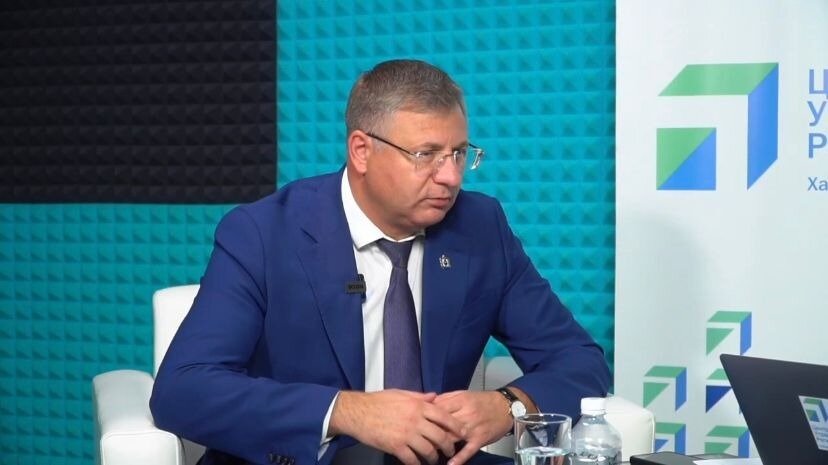     Новая мера поддержки семей с детьми упростит получение социальных выплат. На вопросы министр соцзащиты ответил в ходе прямого эфира, проводившегося при поддержке Центра управления регионом Хабаровского края.
