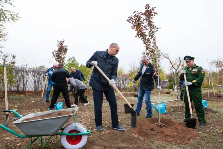    Губернатор Денис Паслер принял участие в восстановлении аллеи Победы у Вечного огня Андрей Севостьянов