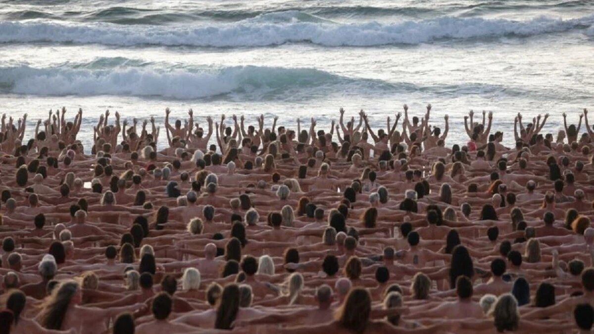 В Австралии 2500 людей вышли на пляж и сфотографировались голыми |  Курьер.Среда | Дзен