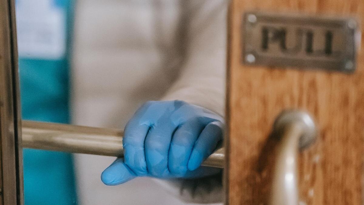    Врач держит ручку двери:pexels.com