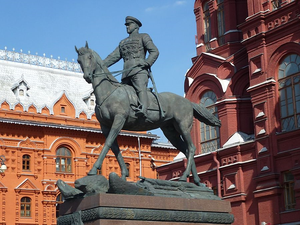 Памятники москвы для любителей спорта. Памятник маршалу Жукову. Памятник маршалу Жукову на Манежной площади. Памятник Георгию Жукову в Москве.