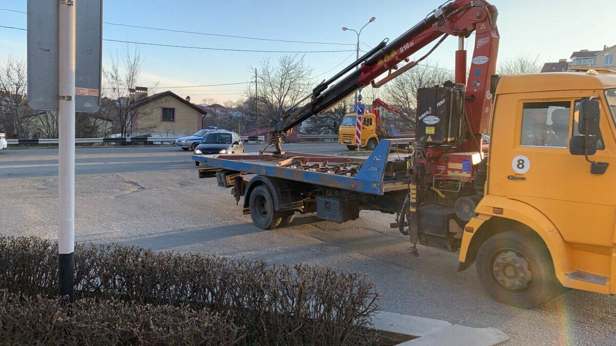     В Ростове-на-Дону возле Ворошиловского моста водитель выехал на обмелевший берег реки Дон и застрял, сообщили очевидцы в соцсети «ВКонтакте».